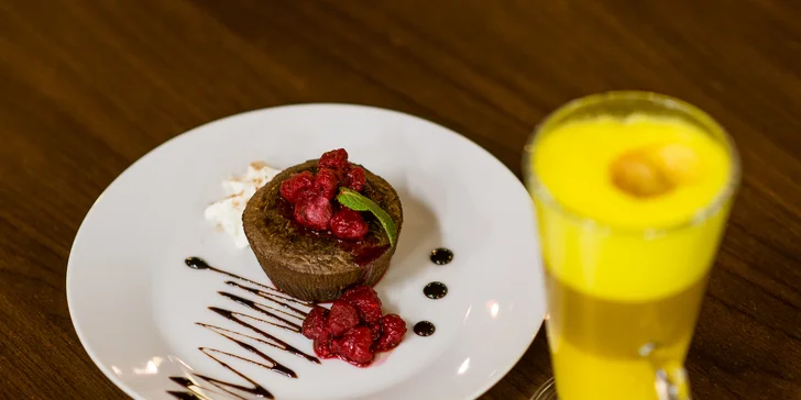 Lahodná torta či lávový koláč s kávou alebo horúci Cappy nápoj so škoricou a citrónom