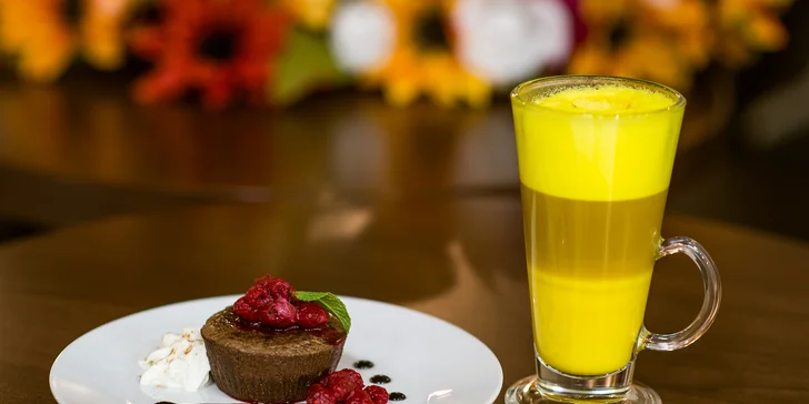 Lahodná torta či lávový koláč s kávou alebo horúci Cappy nápoj so škoricou a citrónom