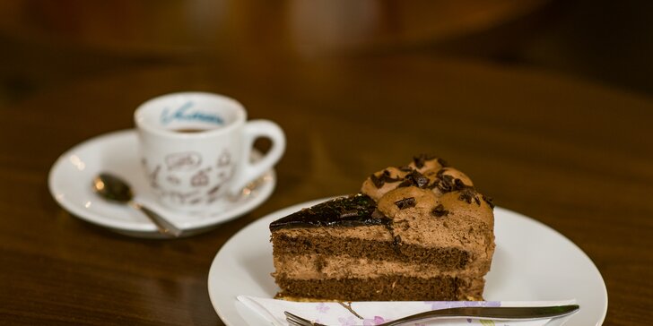 Lahodná káva s lávovým koláčom, tortou alebo chutnými palacinkami s nutellou