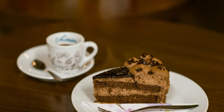 Lahodná torta či lávový koláč s kávou alebo horúci Cappy nápoj so škoricou a citrónom