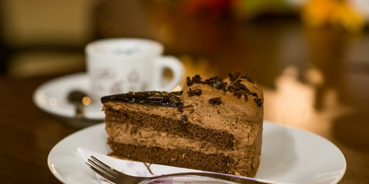 Lahodná torta či lávový koláč s kávou alebo ľadová káva so zmrzlinou