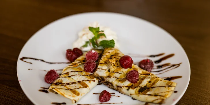 Lahodná káva s lávovým koláčom, tortou alebo chutnými palacinkami s nutellou