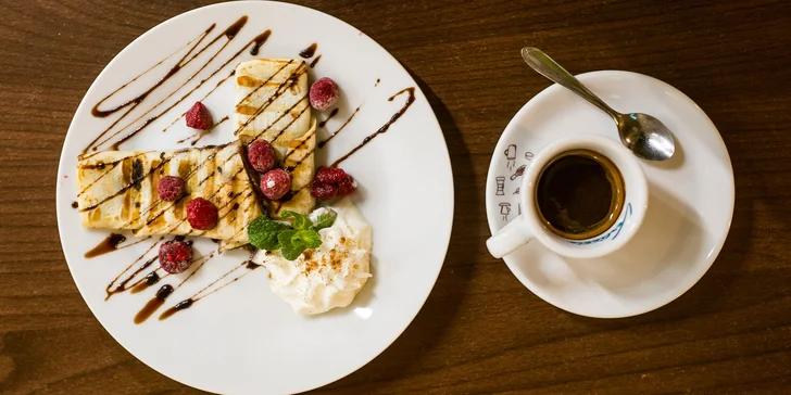 Lahodná káva s lávovým koláčom, tortou alebo chutnými palacinkami s nutellou