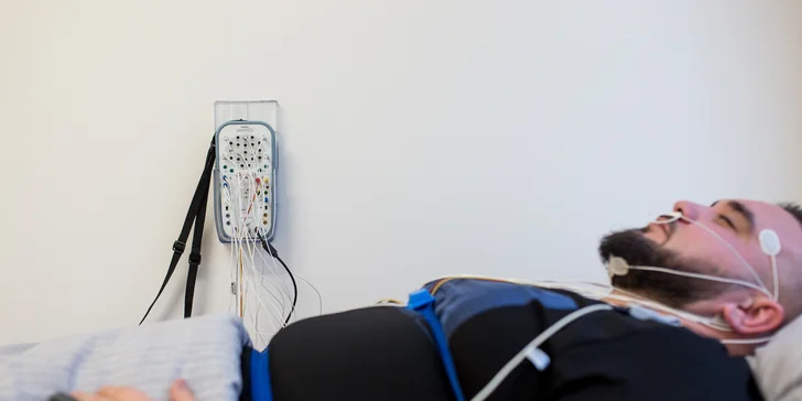 Trápi vás nespavosť alebo chrápanie? Obnovte kvalitu vášho spánku s vyšetrením v Spánkovom centre REM