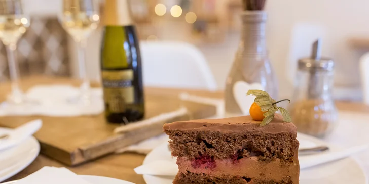 Lahodná káva, čokoláda, Prosecco či sekt spolu s koláčikom v Slavianke