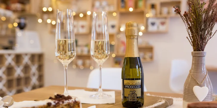 Lahodná káva, čokoláda, Prosecco či sekt spolu s koláčikom v Slavianke