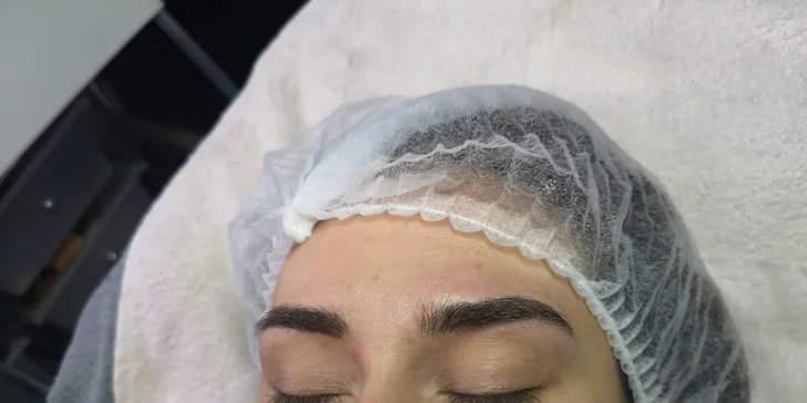 Precízny permanentný make-up obočia čepieľkovou i púdrovou metódou