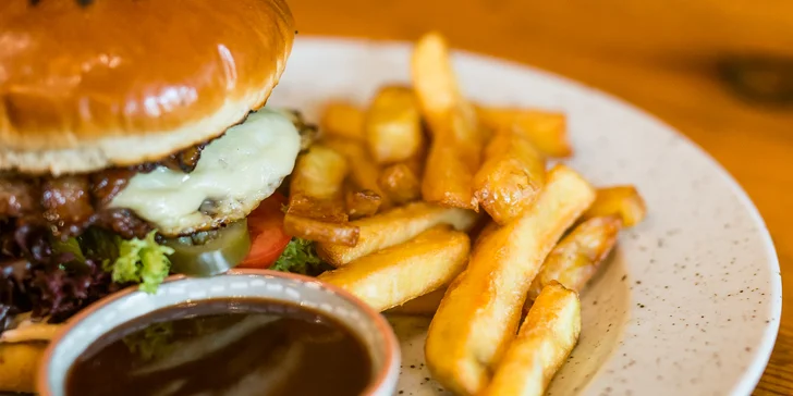 Irish chicken alebo beef burger + belgické hranolčeky a omáčka
