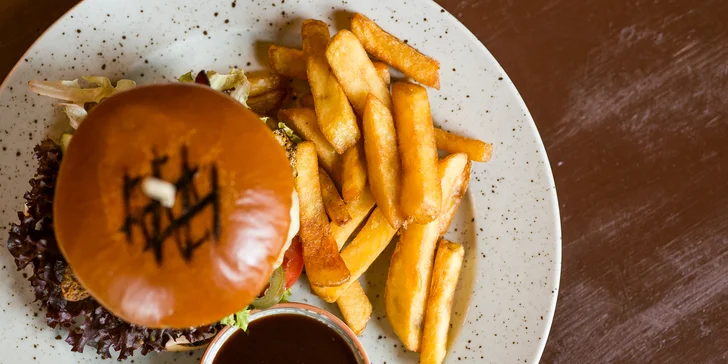 Irish chicken alebo beef burger + belgické hranolčeky a omáčka