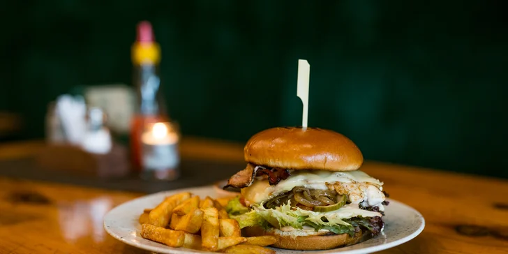 Irish chicken alebo beef burger + belgické hranolčeky a omáčka