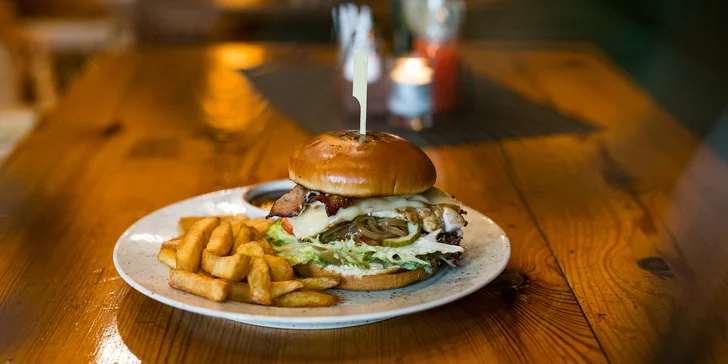 Irish chicken alebo beef burger + belgické hranolčeky a omáčka