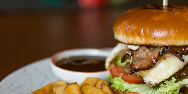 Irish chicken alebo beef burger + belgické hranolčeky a omáčka