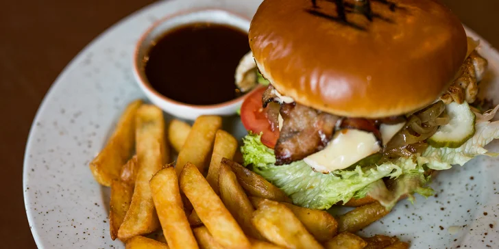 Irish chicken alebo beef burger + belgické hranolčeky a omáčka