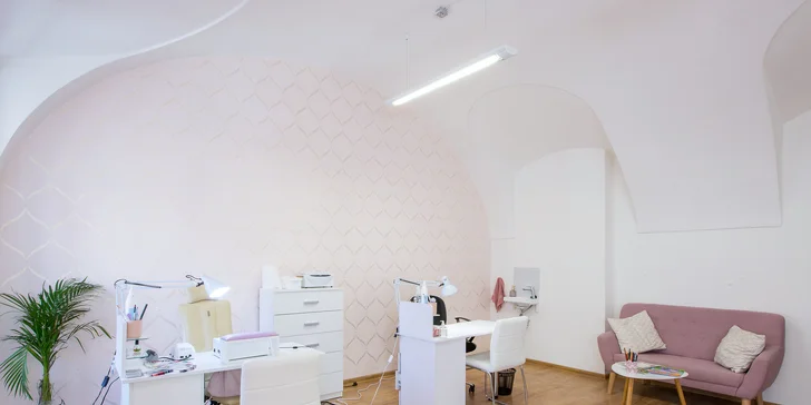 Nádherne upravené ruky so Shellacom či mokrou manikúrou