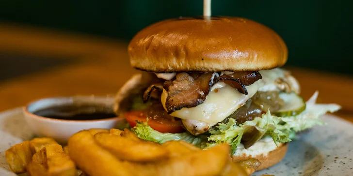 Irish chicken alebo beef burger + belgické hranolčeky a omáčka