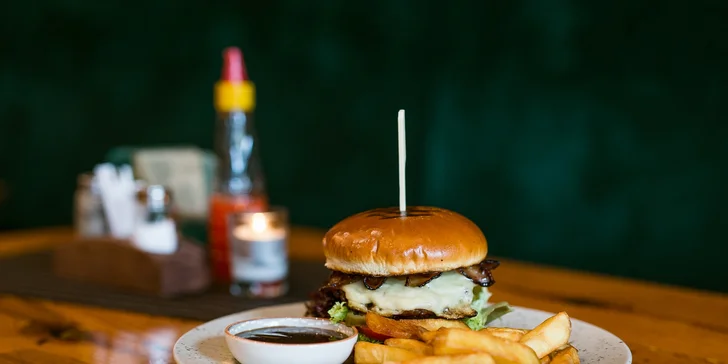 Irish chicken alebo beef burger + belgické hranolčeky a omáčka