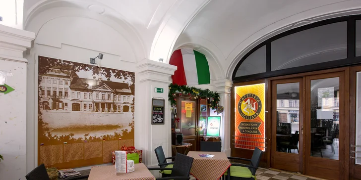 Originálne talianske cannoli s kávou alebo horúca čokoláda s ovocím