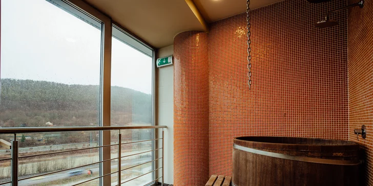 Doprajte si neobmedzený wellness s thajskou masážou či chutnou večerou v Holiday Inn