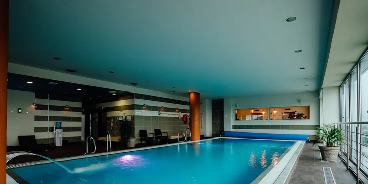 Doprajte si neobmedzený wellness s thajskou masážou či chutnou večerou v Holiday Inn
