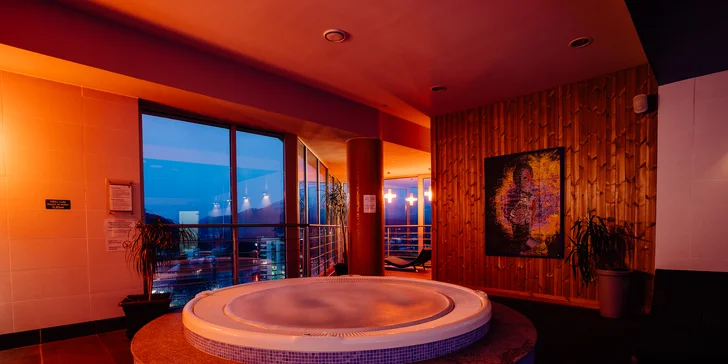 Doprajte si neobmedzený wellness s thajskou masážou či chutnou večerou v Holiday Inn