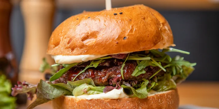 Skoč si po nadupaný burger s kozím syrom, hranolčekmi a pivom do Chuťovky