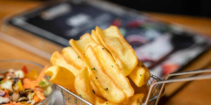 Skoč si po nadupaný burger s kozím syrom, hranolčekmi a pivom do Chuťovky