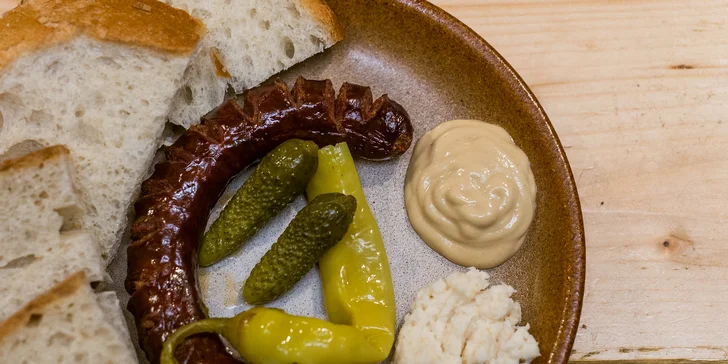 Domáca grilovaná klobása s klasickou prílohou