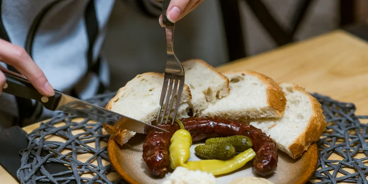 Domáca grilovaná klobása s klasickou prílohou