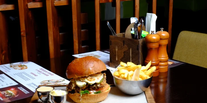 Šťavnatý hovädzí či kurací burger s hranolčekmi a domácou omáčkou