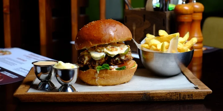 Šťavnatý hovädzí či kurací burger s hranolčekmi a domácou omáčkou