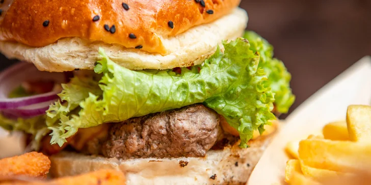Burger doma nespravíš! Donáška alebo rozvoz i s tankovým pivkom pre dvoch