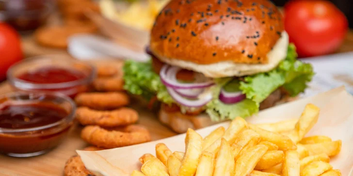 Burger doma nespravíš! Donáška alebo rozvoz i s tankovým pivkom pre dvoch