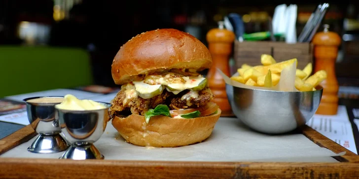 Šťavnatý hovädzí či kurací burger s hranolčekmi a domácou omáčkou
