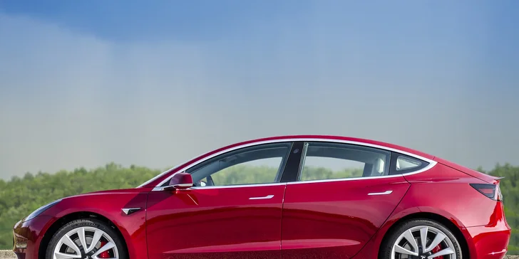 Zažite luxusnú jazdu a adrenalínové zrýchlenie v TESLA MODEL 3 PERFORMANCE ako vodič či spolujazdec