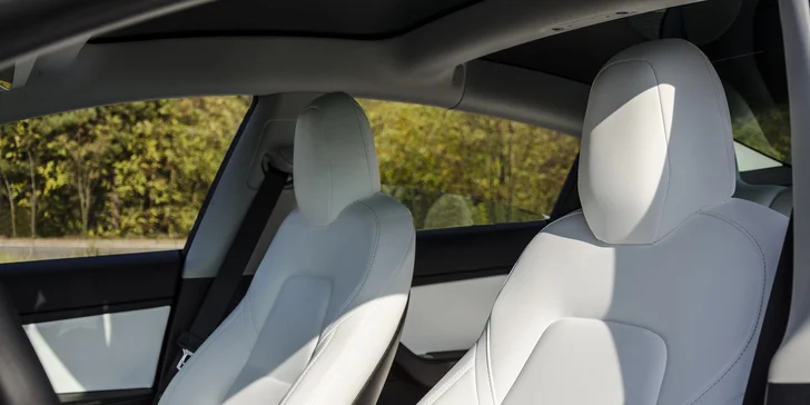 Zažite luxusnú jazdu a adrenalínové zrýchlenie v TESLA MODEL 3 PERFORMANCE ako vodič či spolujazdec