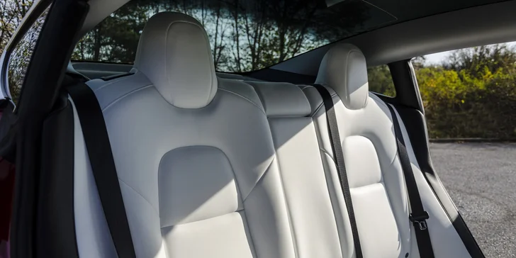 Zažite luxusnú jazdu a adrenalínové zrýchlenie v TESLA MODEL 3 PERFORMANCE ako vodič či spolujazdec