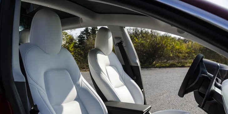 Zažite luxusnú jazdu a adrenalínové zrýchlenie v TESLA MODEL 3 PERFORMANCE ako vodič či spolujazdec