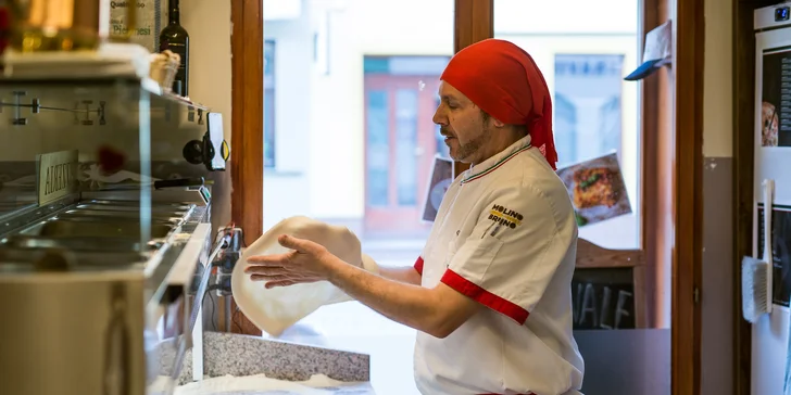 Talianska pizza pečená na dreve v pizzerii Originale: na výber 22 druhov