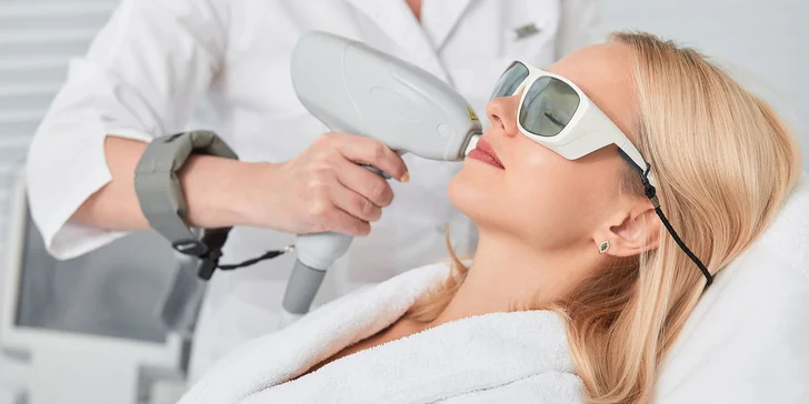 Laserová epilácia nežiadúcich chĺpkov na tele v salóne HairLess