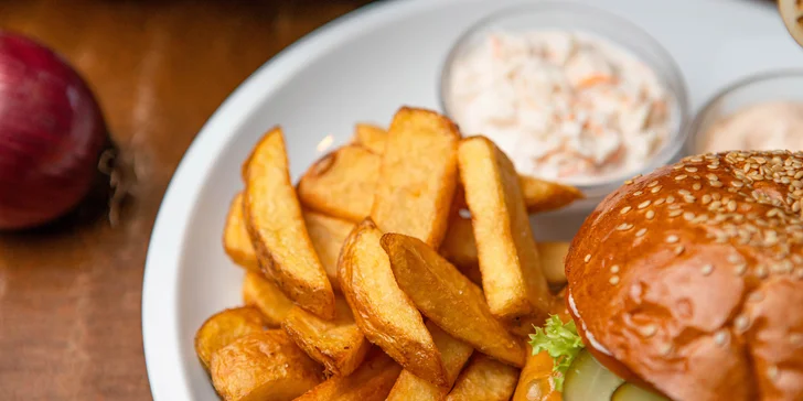 Pravý americký burger s hranolčekmi alebo pivovarská doska + pivo ŽiWELL