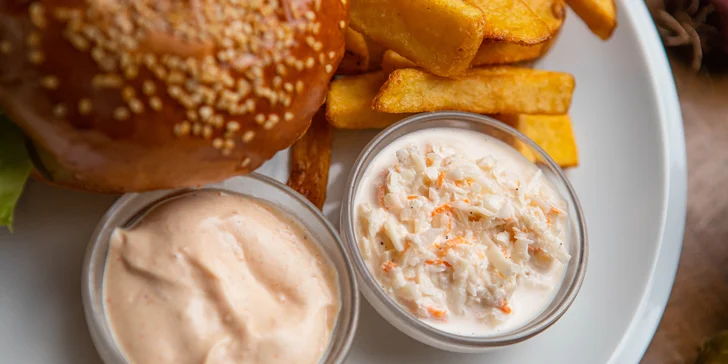 Pravý americký burger s hranolčekmi alebo pivovarská doska + pivo ŽiWELL