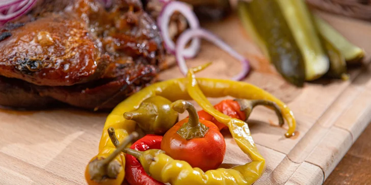 Pravý americký burger s hranolčekmi alebo pivovarská doska + pivo ŽiWELL