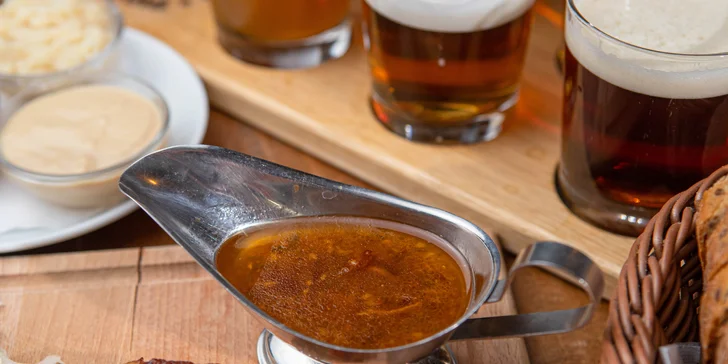 Pravý americký burger s hranolčekmi alebo pivovarská doska + pivo ŽiWELL