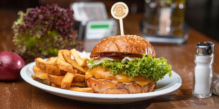 Pravý americký burger s hranolčekmi alebo pivovarská doska + pivo ŽiWELL