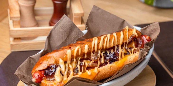 Hlad? Nechaj si zabaliť parádne kombo: hot-dog či burger s belgickými hranolčekmi + coleslaw