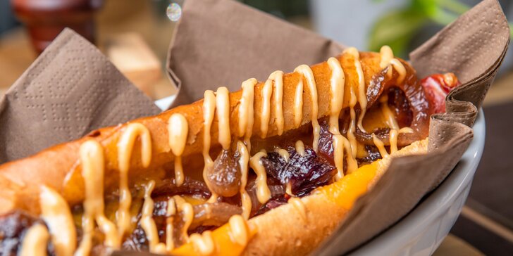 Hlad? Nechaj si zabaliť parádne kombo: hot-dog či burger s belgickými hranolčekmi + coleslaw