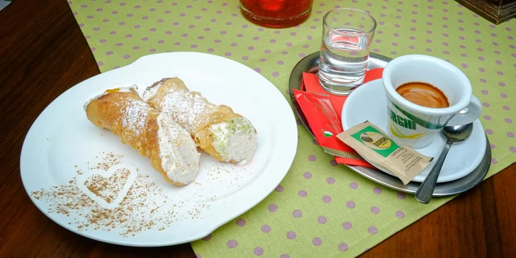 Originálne talianske cannoli s kávou alebo horúca čokoláda s ovocím