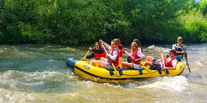 Nasadnite na raft alebo kanoe a splavujte Hron!