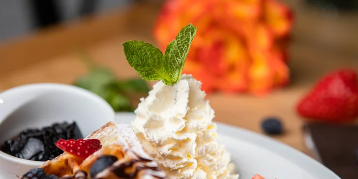 Oslaď si deň "take away" sladkými wafflami s ovocím, polevou a šľahačkou
