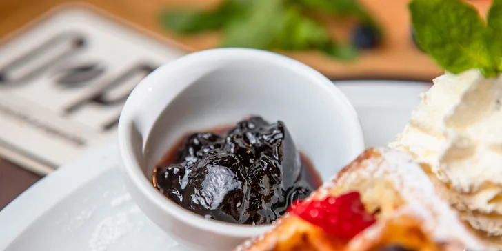 Oslaď si deň "take away" sladkými wafflami s ovocím, polevou a šľahačkou